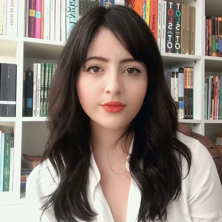 Elle-même comme un fantôme d’elle | She Herself as a Ghost of Herself